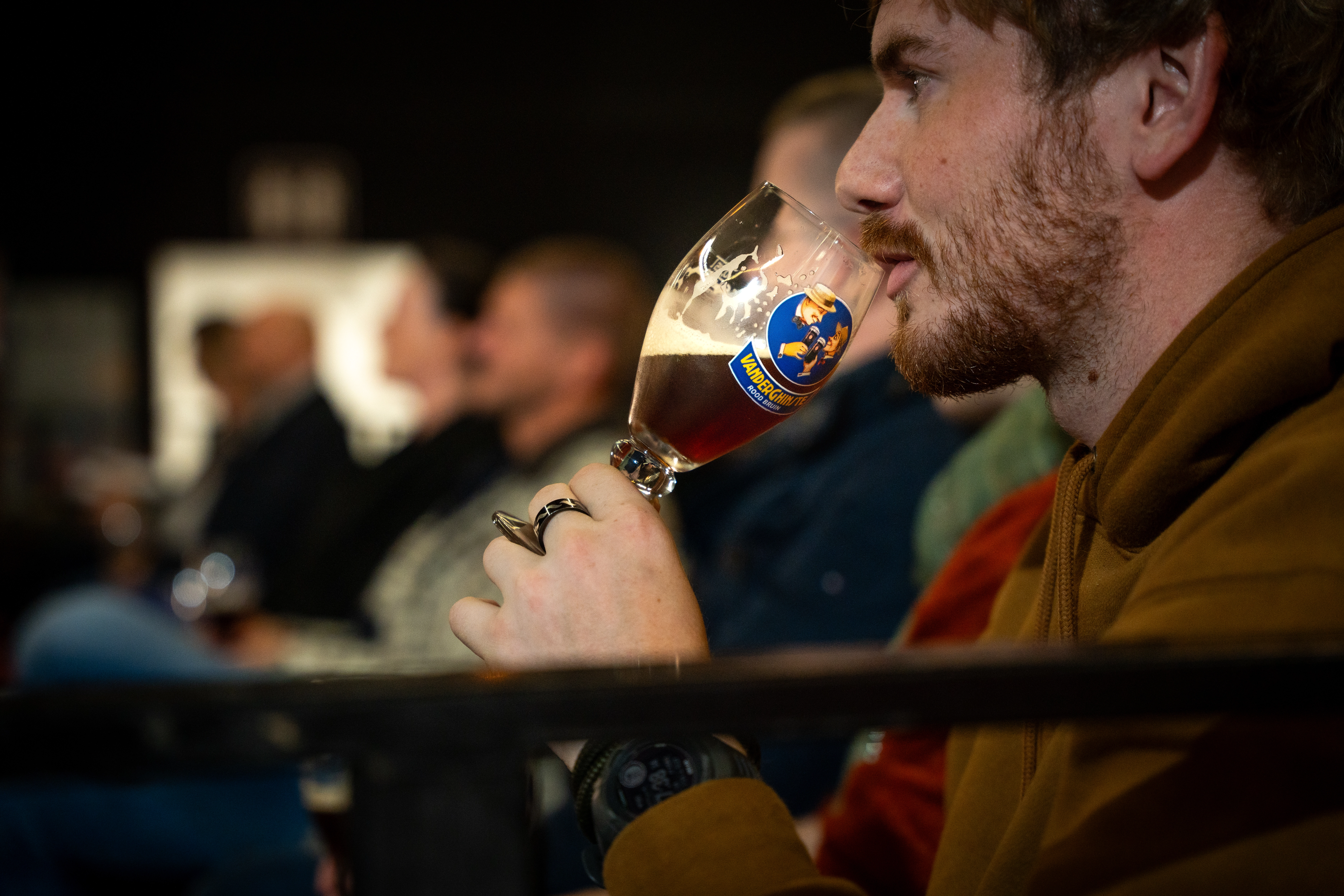 een man die bier degusteerd
