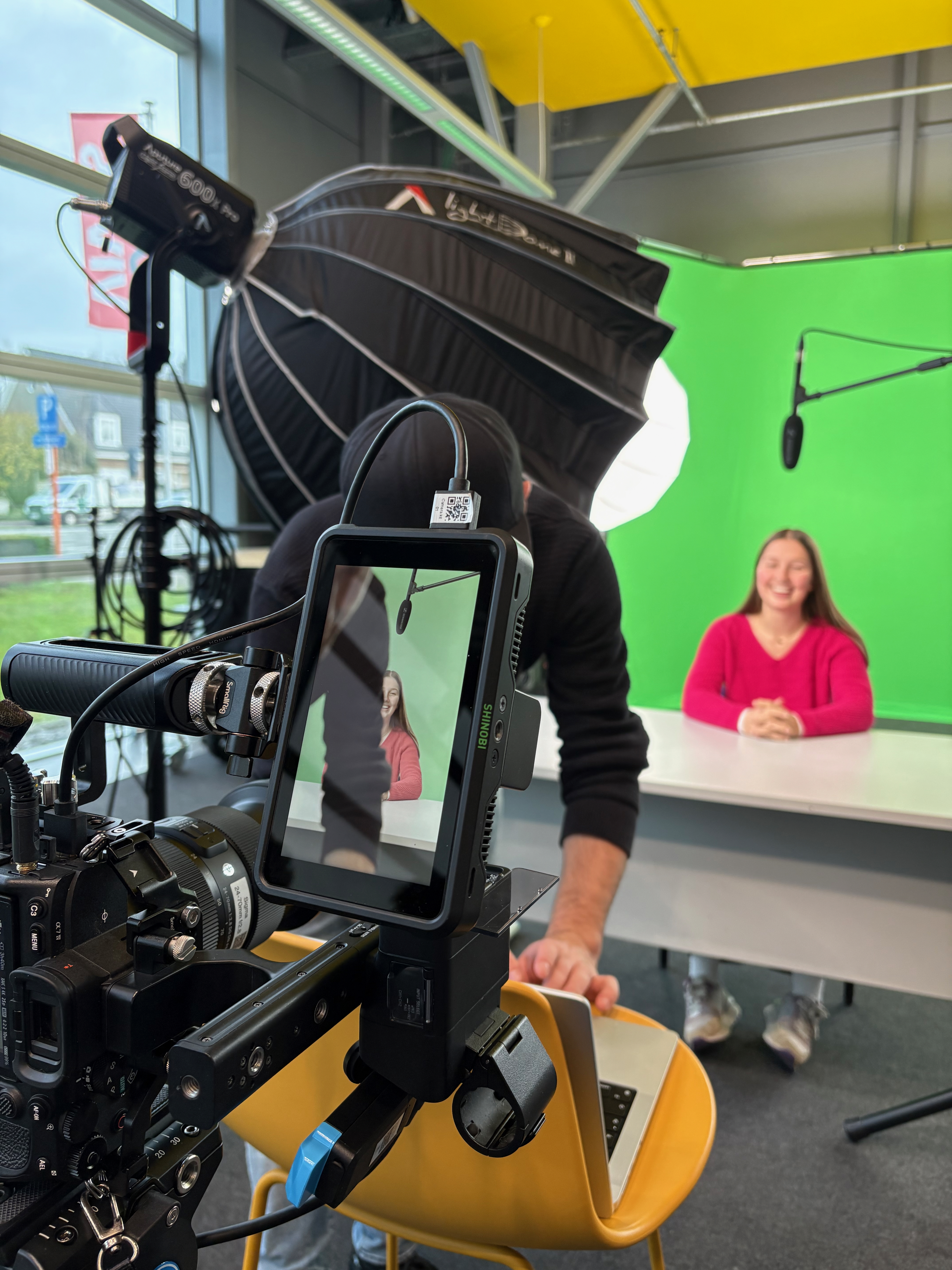 Marthe zit voor een camera voor het vak video-studio2