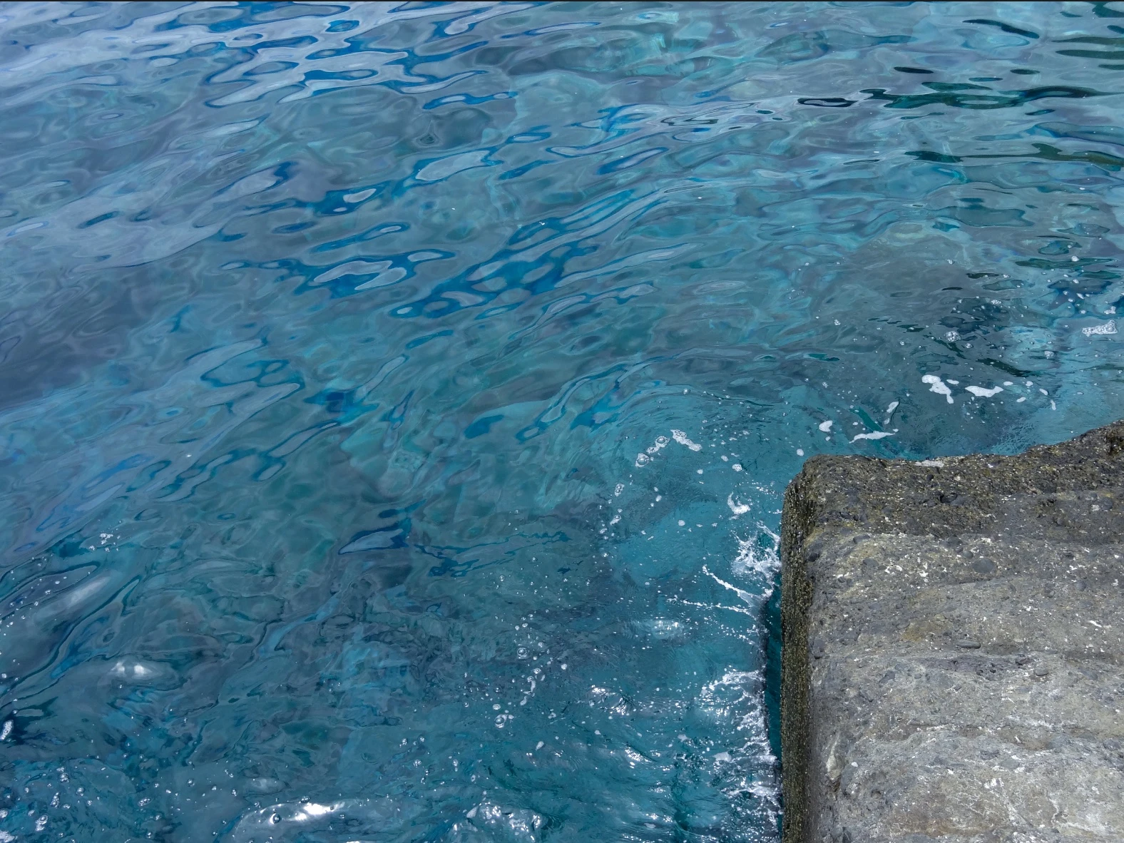 mooie helderblauwe zee